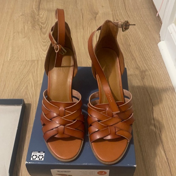 brown spring heels - Picture 1 of 3